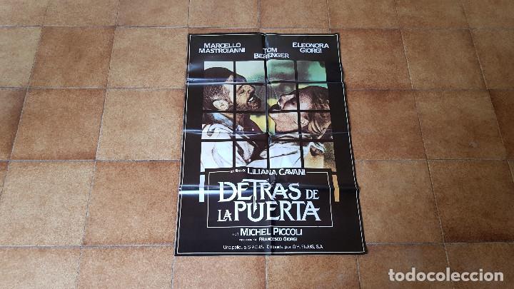 Cinema: POSTER CARTEL DETRAS DE LA PUERTA (100 X 70 CMS. APROX.) FILM DE LILIANA CAVANI