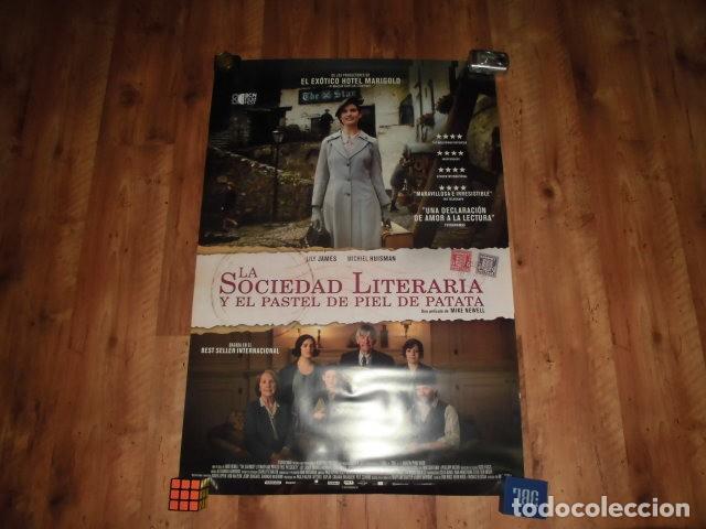 Kino: LA SOCIEDAD LITERARIA Y EL PASTEL DE PIEL DE PATATA - POSTER O CARTEL ORIGINAL DE LA PELICULA.