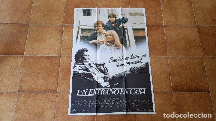 Cinema: POSTER CARTEL UN EXTRA&Ntilde;O EN CASA (100 X 70 CMS. APROX.)