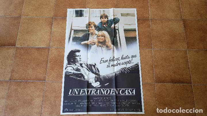 Cinema: POSTER CARTEL UN EXTRA&Ntilde;O EN CASA (100 X 70 CMS. APROX.) + 12 FOTOCROMOS (34 X 24 CMS.)