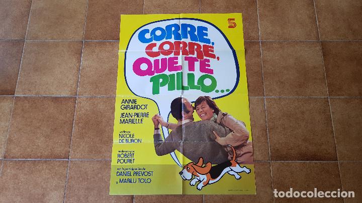 Cine: POSTER CARTEL CORRE QUE TE PILLO - 1977 (100 X 70 CMS. APROX.) + 12 FOTOCROMOS (34 X 24 CMS.)