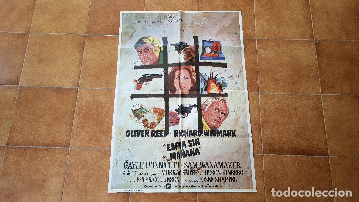 Cinema: POSTER CARTEL ESPIA SIN MA&Ntilde;ANA (100 X 70 CMS. APROX.) 1977 + 12 FOTOCROMOS (34 X 24 CMS.)
