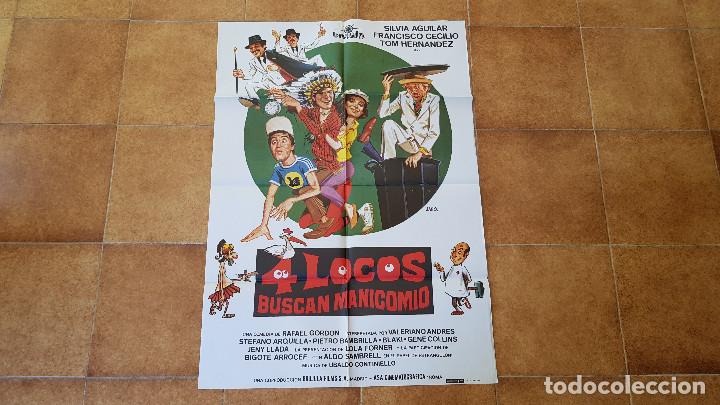 Cinema: POSTER CARTEL 4 LOCOS BUSCAN MANICOMIO (100 X 70 CMS. APROX.) 1980 + 12 FOTOCROMOS (34 X 24 CMS.)