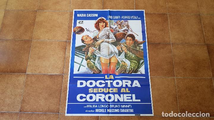 Cinema: POSTER CARTEL LA DOCTORA SEDUCE AL CORONEL(100 X 70 CMS. APROX.) 1981 + 12 FOTOCROMOS (34 X 24 CMS.)
