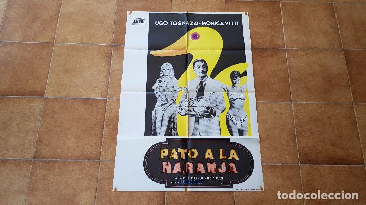 Cinema: POSTER CARTEL PATO A LA NARANJA (100 X 70 CMS. APROX.) 1976 + 12 FOTOCROMOS (34 X 24 CMS.) + GUIA CI