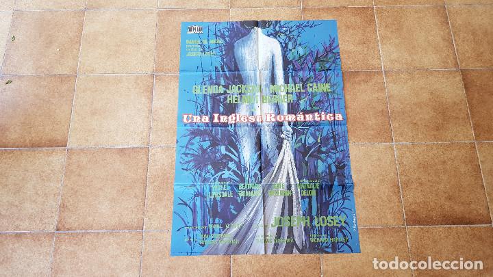 Cinema: POSTER CARTEL UNA INGLESA ROMANTICA (100 X 70 CMS. APROX.) 1975 + 12 FOTOCROMOS (34 X 24 CMS.)