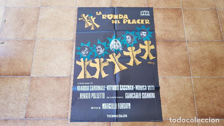 Cinema: POSTER CARTEL LA RONDA DEL PLACER (100 X 70 CMS. APROX.) 1975 + 10 FOTOCROMOS (34 X 24 CMS.)
