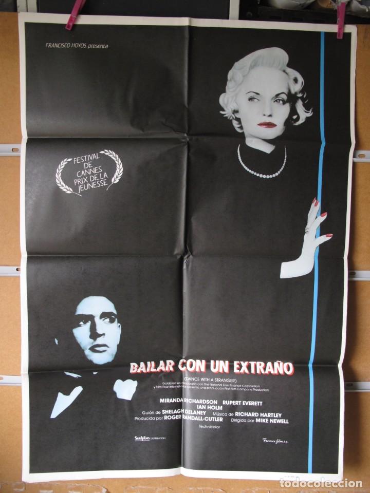 Cine: L2239 BAILAR CON UN EXTRA&Ntilde;O - Foto 1