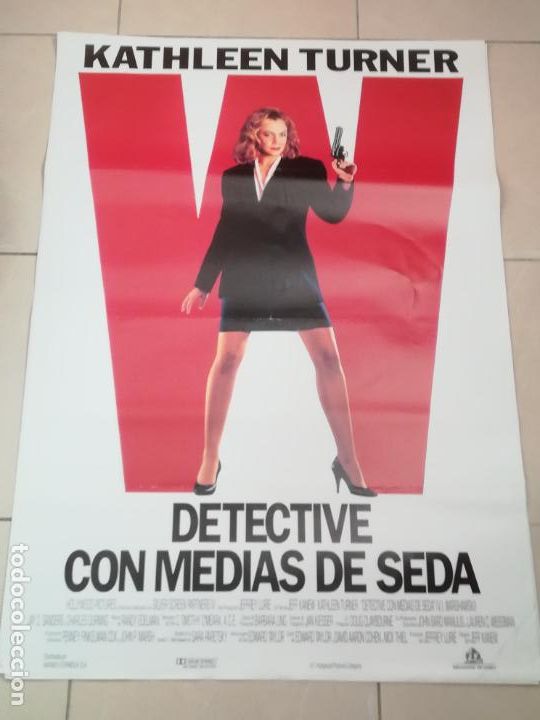 Kino: POSTER / CARTEL DE CINE ORIGINAL. DETECTIVE CON MEDIAS DE SEDA. KATHLEEN TURNER. 100 X 70CM.