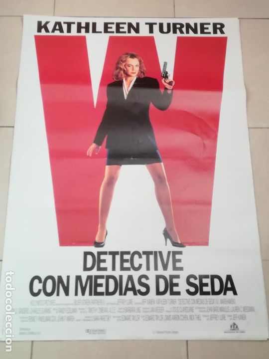 Kino: POSTER / CARTEL DE CINE ORIGINAL. DETECTIVE CON MEDIAS DE SEDA. KATHLEEN TURNER. 100 X 70CM.