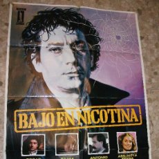 Cine: BAJO EN NICOTINA 1984 OSCAR LADOIRE RESINES ASSUMPTA SERNA CARTEL DE CINE 100 X 70 CM. POSTER ESPAÑA. Lote 318591478