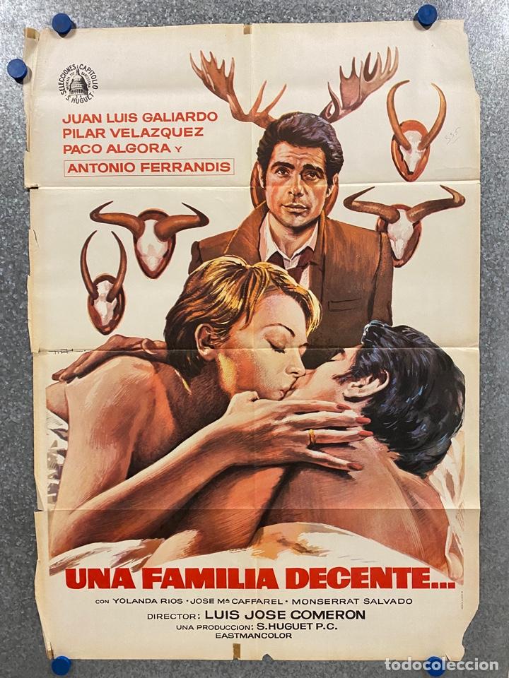 Kino: Una familia decente. Juan Luis Galiardo, Pilar Vel&aacute;zquez, Francisco Algora. POSTER ORIGINAL.
