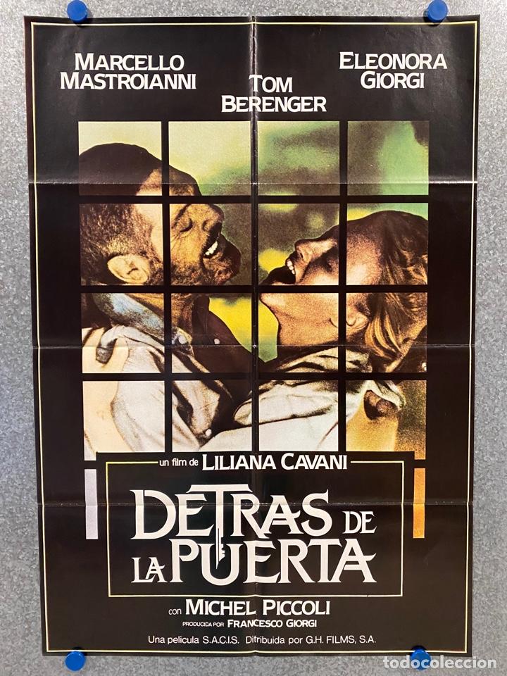 Kino: Detr&aacute;s de la puerta. Marcello Mastroianni, Eleonora Giorgi, Tom Berenger. POSTER ORIGINAL.