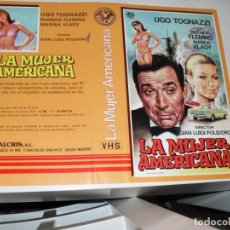 Cinema: CARATULA ORIGINAL VHS:LA MUJER AMERICANA.PROCEDE DE VIDEOCLUB.AÑOS 80/90/00.BUEN ESTADO.. Lote 323808128