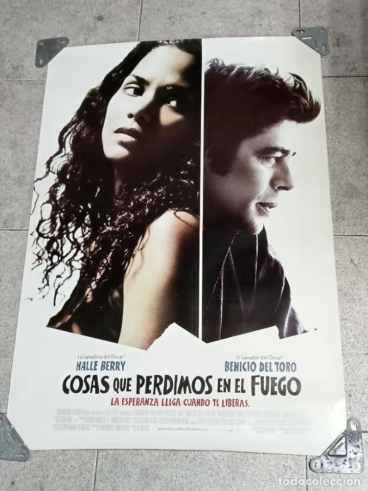 Cinema: CARTEL DE CINE. ORIGINAL. COSAS QUE PERDIMOS EN EL FUEGO. HALLE BERRY, BENICIO DEL TORO. 70 X 100 CM