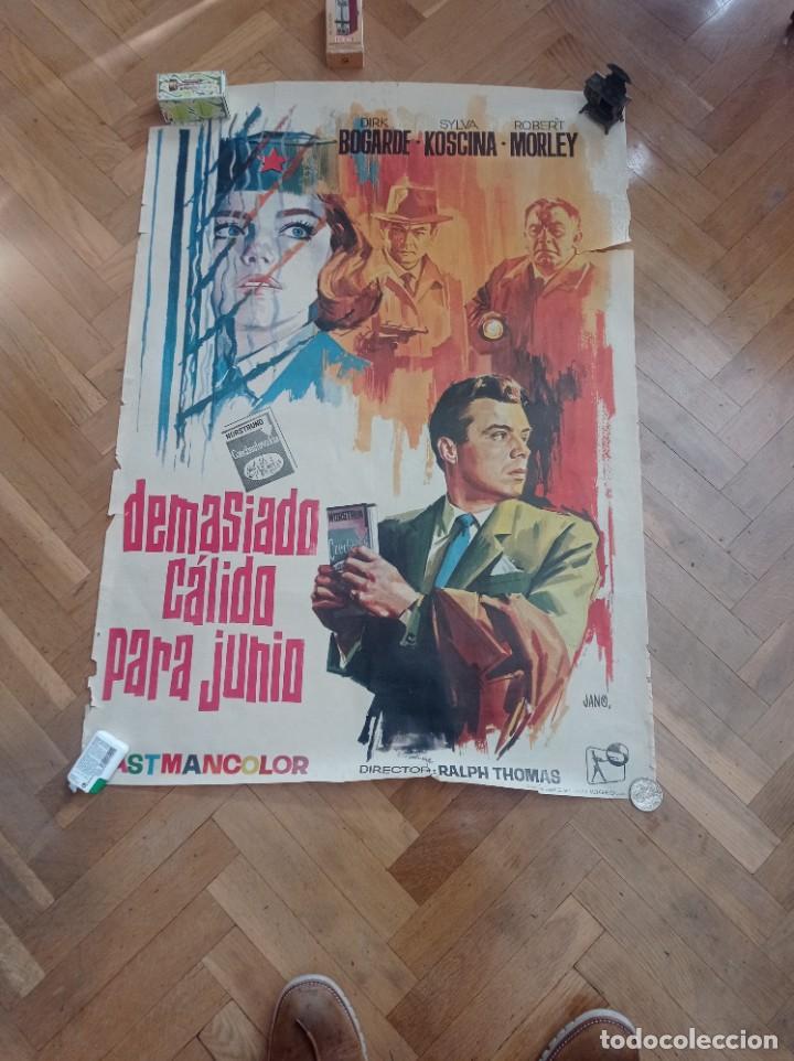 Cinema: Antiguo cartel de cine original a&ntilde;os 60 demasiado c&aacute;lido para Julio