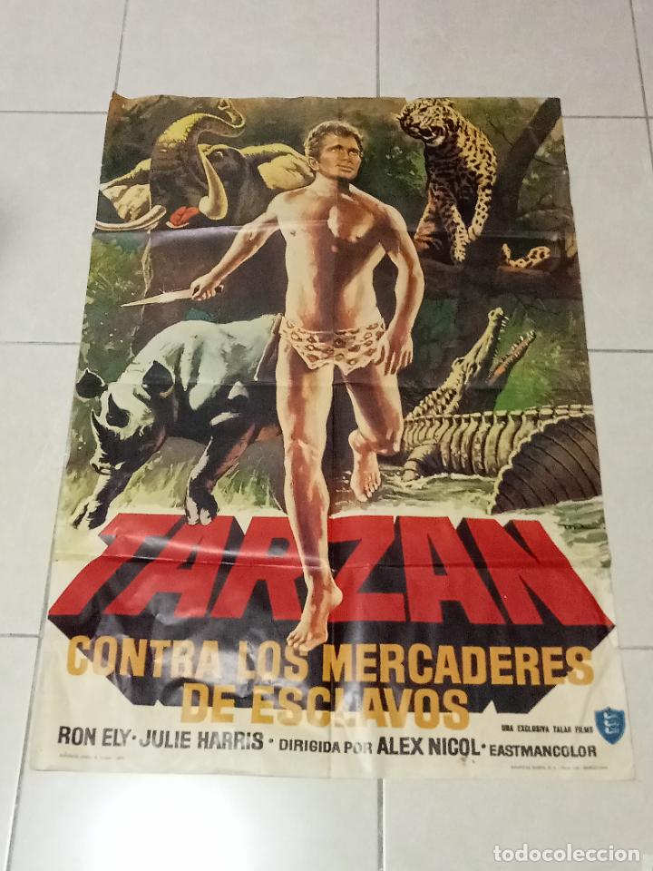 Cinema: CARTEL DE CINE. ORIGINAL. TARZAN CONTRA LOS MERCADERES DE ESCLAVOS. 70 X 100 CM
