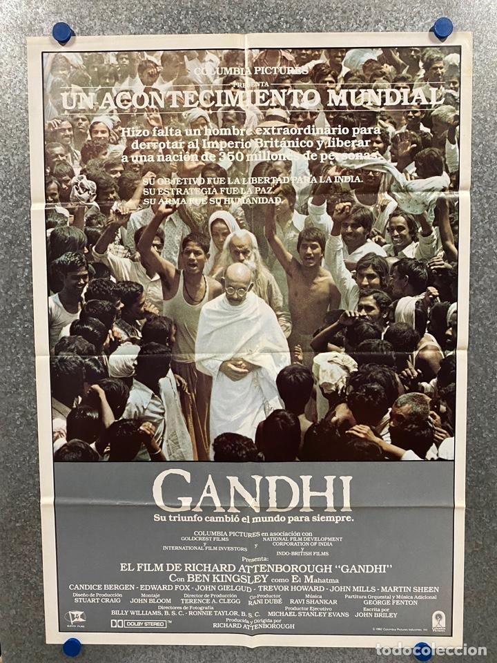 Cinema: Gandhi. Ben Kingsley, Roshan Seth, Martin Sheen, Ian Charleson. A&Ntilde;O 1982. POSTER ORIGINAL.