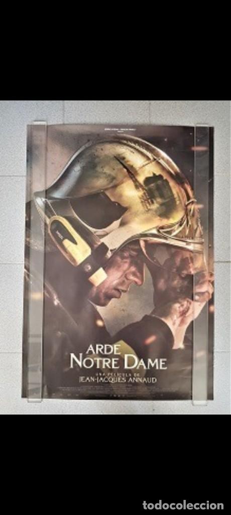 Cine: P&oacute;ster Arde Notre Dame - Foto 1