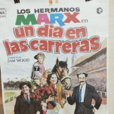 Cine: CARTEL DE CINE LOS HERMANOS MARX UN DIA EN LAS CARRERAS - 100 X 70