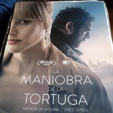 Cine: LA MANIOBRA DE LA TORTUGA - NATALIA DE MOLINA,FRED TATIEN,M. MARTÍNEZ - POSTER ORIGINAL ACONTRA 2022