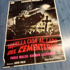 Cine: CARTEL AQUELLA CASA AL LADO DEL CEMENTERIO KATHERINE MACCOLL AÑO 1981 70X100 CM.