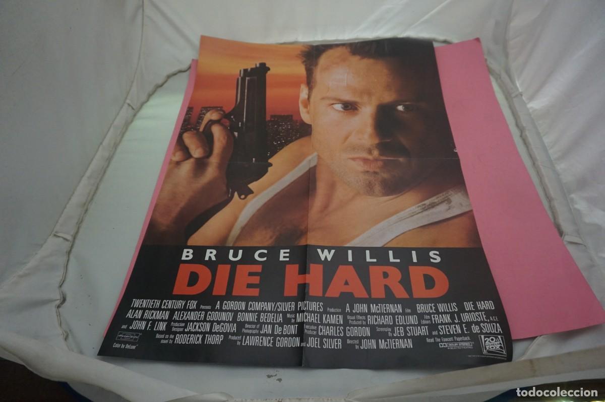 Cine: C10 - DOBLE POSTER DE CINE DE 57 X 41 CM. - BRUCE WILLIS DIE HARD / TITANIC