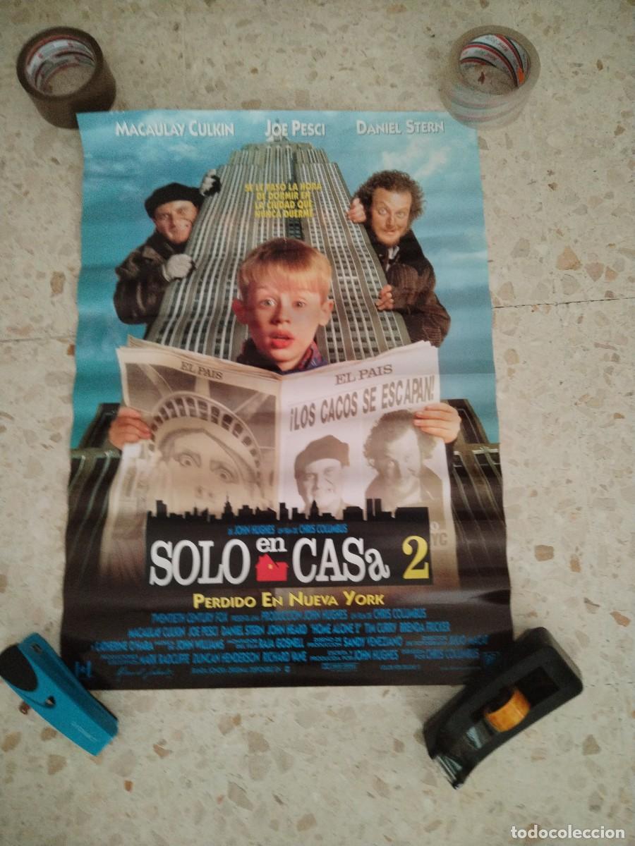 Cine: POSTER ORIGINAL VIDEOCLUB SOLO EN CASA 2 45cm alto 62cm ancho