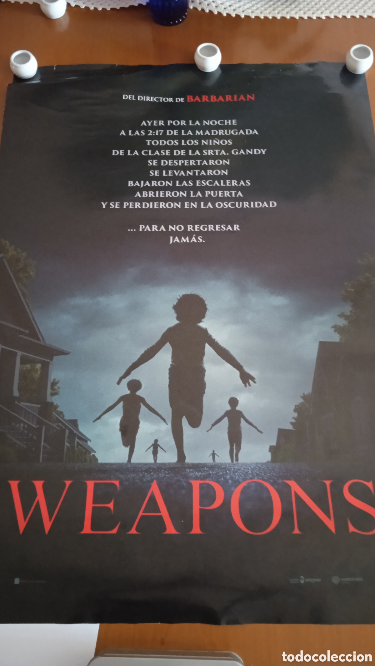Cine: CARTEL ORIGINAL DE CINE &ldquo;WEAPONS&rdquo; (2025) &ndash; ZACH CREGGER / DIRECTOR DE BARBARIAN &ndash; WARNER BROS. &ndash;