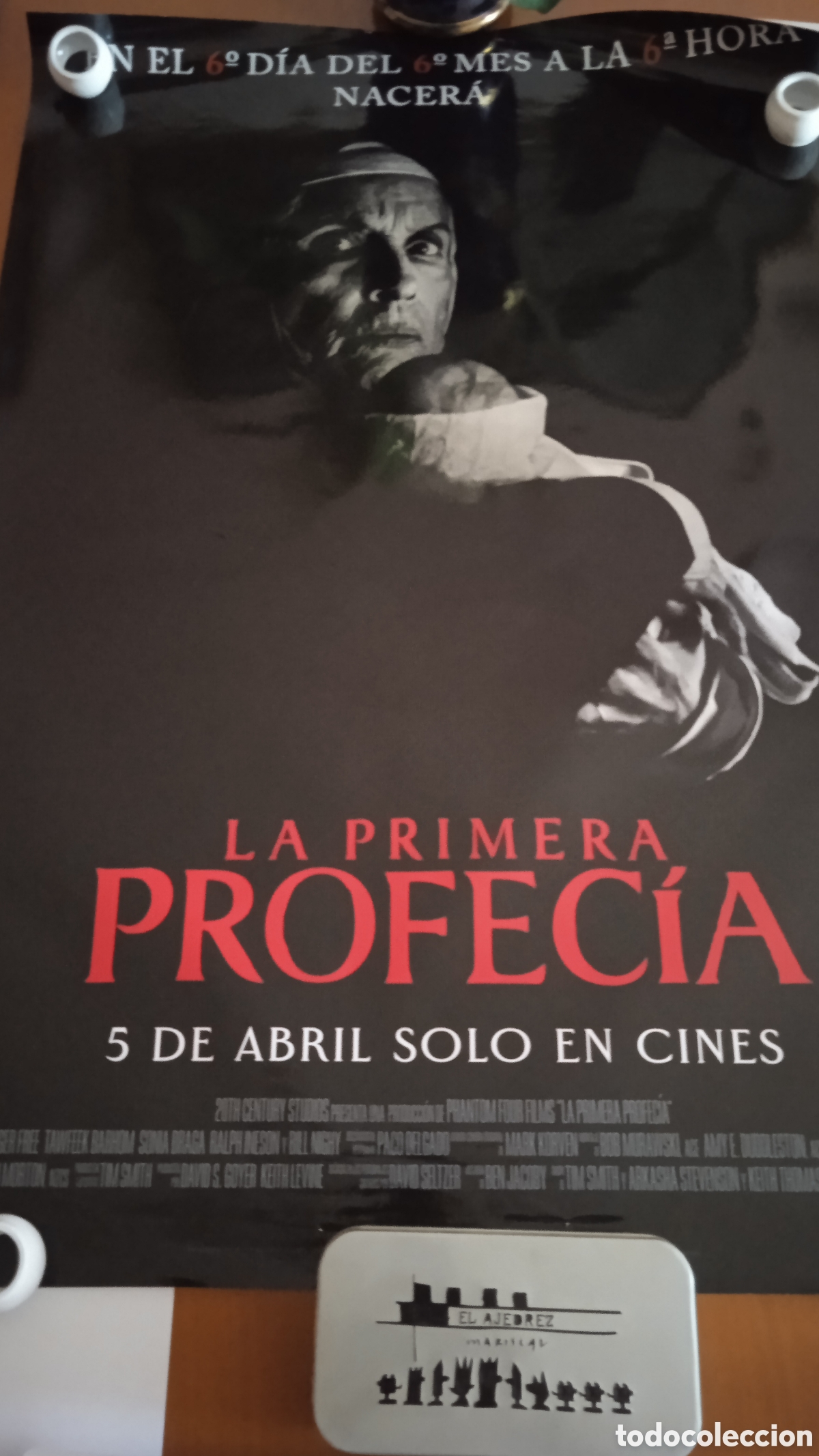Cine: 2 CARTELES ORIGINALES DE CINE LA PRIMERA PROFEC&Iacute;A (2024) &ndash; 1 HORIZONTAL + 1 VERTICAL 70x100 CM &ndash; NUE