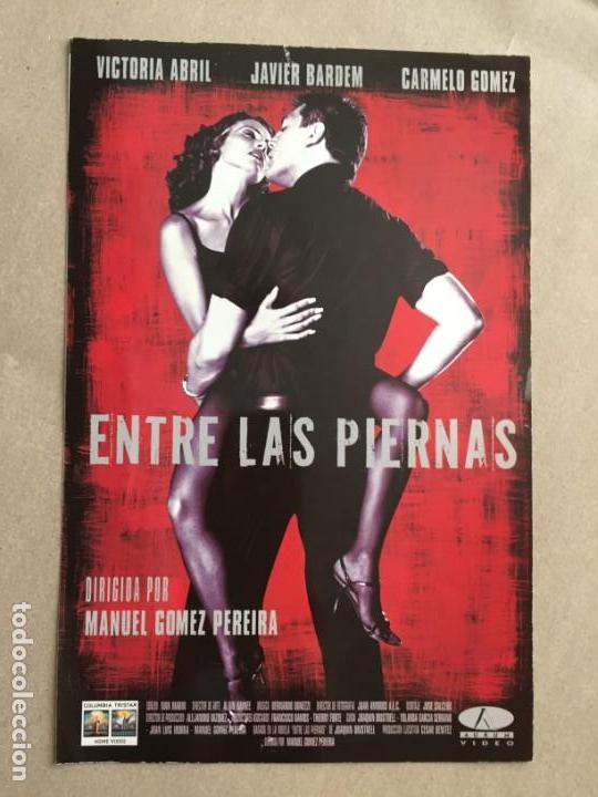 Kino: TARJETA PUBLICIDAD ENTRE LAS PIERNAS 21 X 13,5 CM VICTORIA ABRIL JAVIER BARDEM CARMELO GOMEZ