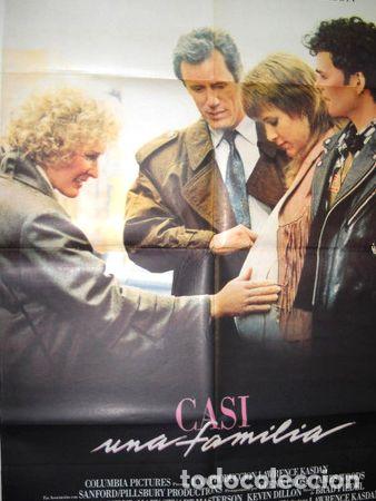 Kino: afiche cine casi una familia james wood kevin dillon