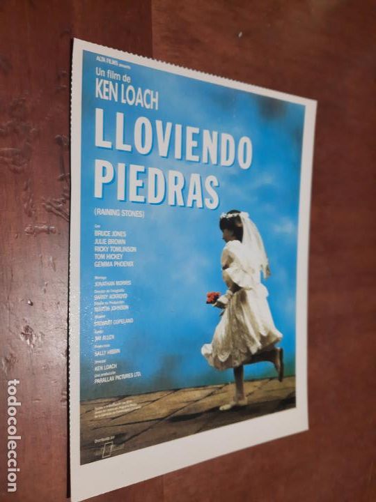 Cinema: LLOVIENDO PIEDRAS. CARTEL PEQUE&Ntilde;O FORMATO. FICHA POR DETR&Aacute;S. BUEN ESTADO.