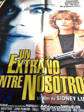 Kino: poster melanie griffiths en un extrano entre nosotros