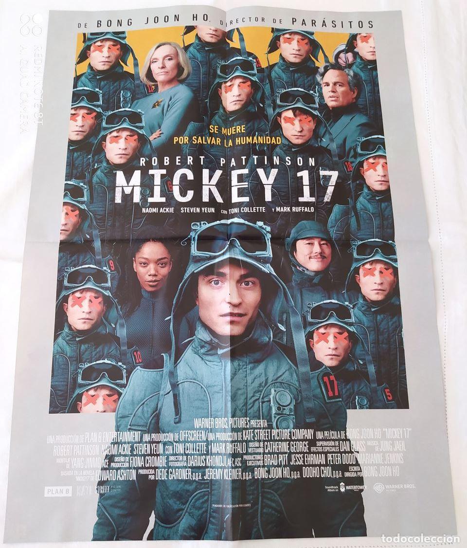 Kino: P&Oacute;STER DOBLE / MICKEY 17 + ESTADO EL&Eacute;CTRICO (ver descripci&oacute;n)