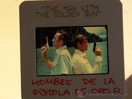 Cine: Diapositiva original James BOnd .el hombre de la pistola de oro 1974 .Roger Moore y Cristopher Lee