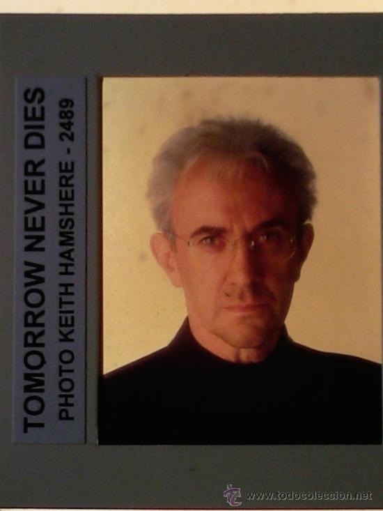Cine: Diapositiva original James Bond el ma&ntilde;ana nunca muere 1997 Jonathan Pryce mide 7x7 cms