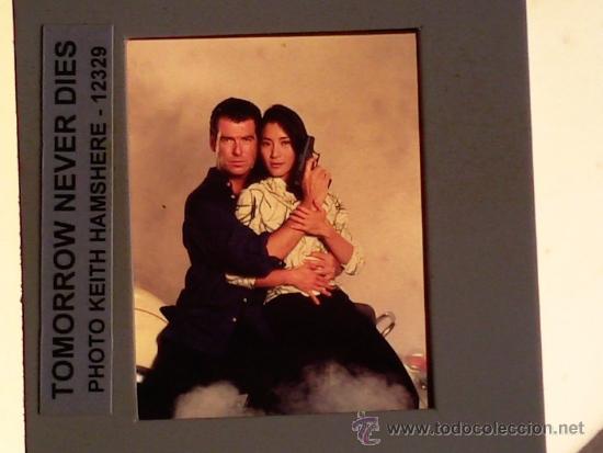 Cine: Diapositiva original James Bond el ma&ntilde;ana nunca muere 1997.Pearce Brosnan y MichelleYeohmide 7x7 cms