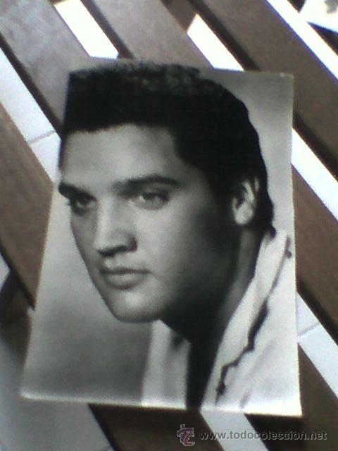 Cine: Tarjeta fotografica tama&ntilde;o postal Raker  Elvis Presley blanco negro  13,7 x 9 cms