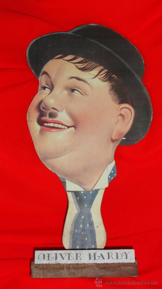 Cine: Oliver Hardy, El gordo, Impecable display troquelado en madera misma imagen que el pay pay