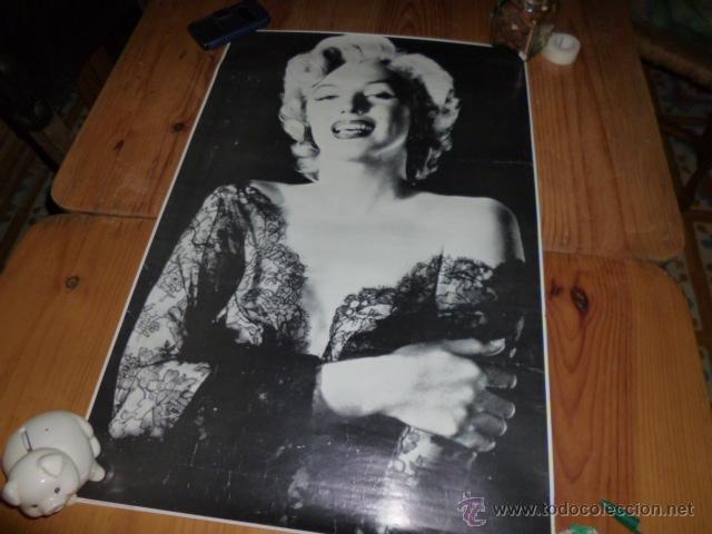 Cine: cartel Marilyn Monroe Foto B/N 69x45 Manos sobre brazos