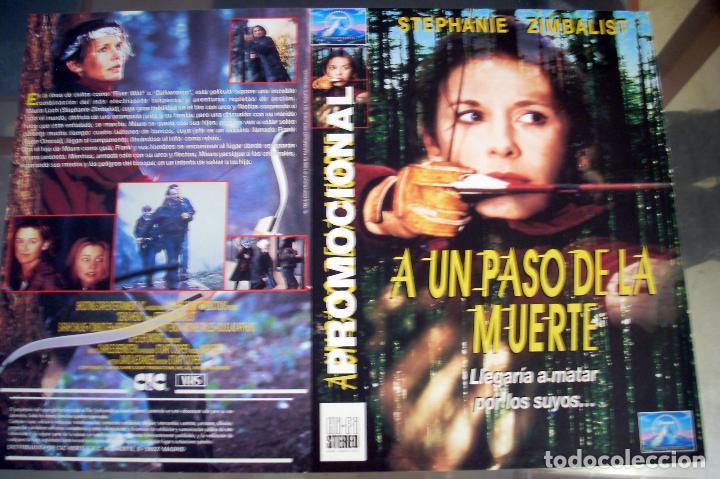 Cinema: CARATULA ORIGINAL - A4 - A UN PASO DE LA MUERTE - ALBUM - STEPHANIE ZIMBALIST - ACCION - SUSPENSE