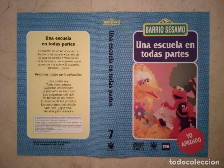 Cine: CARATULA ORIGINAL -A4- UNA ESCUELA EN TODAS PARTES - BARRIO SESAMO