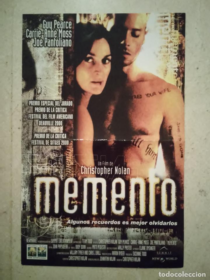Cine: MINI-POSTER ORIGINAL -13*18- MEMENTO - ALBUM - CARRIE ANN MOSS - GUY PIERCE