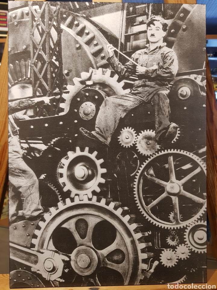 Cine: Charlie Chaplin: Tiempos Modernos. Cuadro en madera Foto de cine cl&aacute;sico blanco y negro.