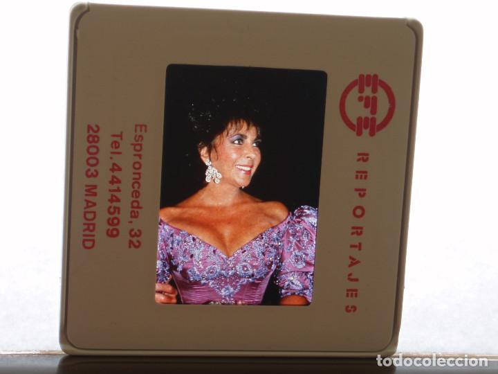 Cine: DIAPOSITIVA DE PRENSA. AGENCIA EFE. 5X5. ELIZABETH TAYLOR. LIZ. DIVA DRESS VIOLETA