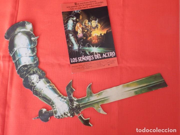 Cine: Los se&ntilde;ores del acero display publicitario troquelado y tarjeta postal yo amo el cine