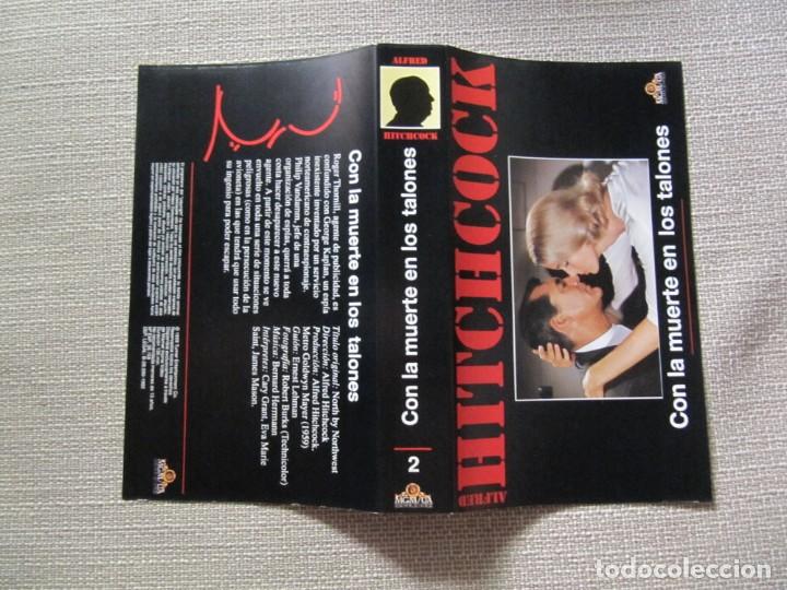 Cine: PORTADA CARATULA VHS CON LA MUERTE EN LOS TALONES CARY GRANT JAMES MASON ALFRED HITCHCOCK.