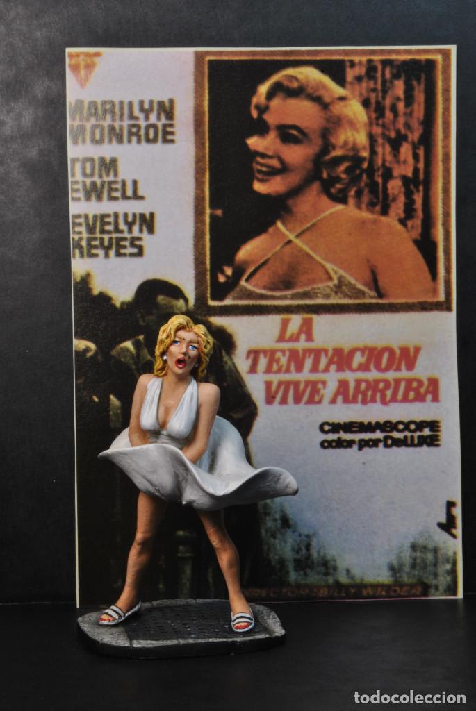 Cine: Figura de Marilyn Monroe con programa de mano de cine - Foto 1