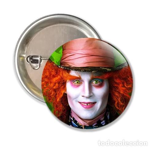 Cine: CHAPA ALFILER 38 MM - CINE - ALICIA EN EL PAIS DE LAS MARAVILLAS EL SOMBRERERO LOCO JOHNNY DEPP